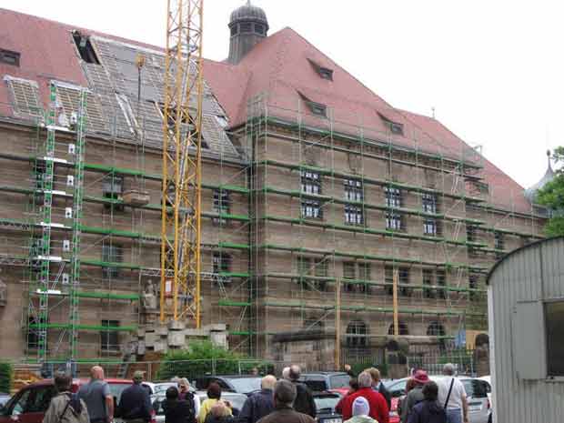Photographic image of the Nuernberg Courthouse under renovation